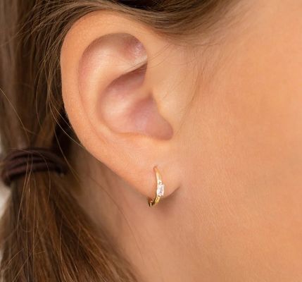 أقراط طوق للأطفال مطلية بالذهب عيار 14 قيراطًا، مرصعة بحجر الزركونيا المكعب الوردي بقصة الباغيت مقاس 10 مم، مع الحد الأدنى للطلب 50 زوجًا