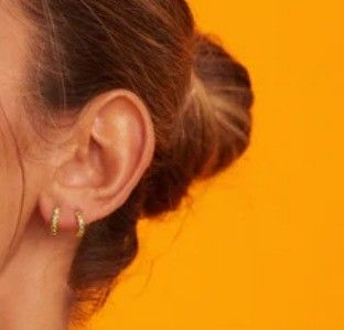 18 كارت زيت مطلي طازج طفل CZ حلقات Huggie للفتيات المجوهرات اليومية