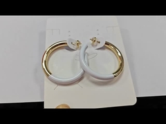 حلقة من المينا البيضاء