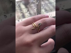 مصنوع من الفضة الإسترلينية الخالصة عيار 925، يوفر هذا التصميم لمعانًا استثنائيًا وصديقًا للبشرة.